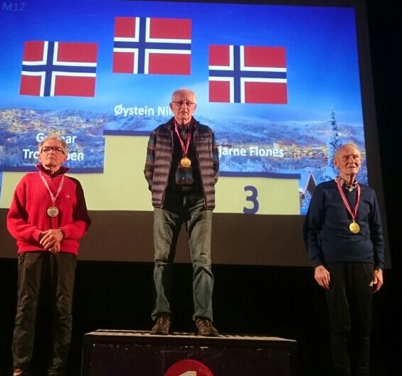 Øystein Nilsen tok søndag sin andre gullmedalje under veteran-VM, foran to andre norske løpere. Til nasjonalsangen fikk alle tre utdelt sine velfortjente medaljer.
 Foto: Einar Opgård
