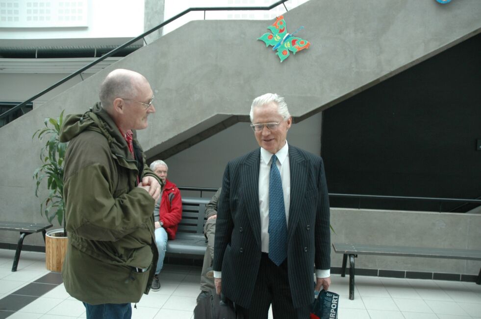 Jarl Hellesvik (til venstre) har markert seg sterkt  i den samepolitiske debatten det siste tiåret. Her er han avbildet på et meget godt besøkt folkemøte i Alta 10. mai 2007. Møtet ble arrangert av EDL, og professor Carl August Fleischer (til høyre) var hovedpersonen. Agendaen for møtet var, som i Hellesviks kommende bok, sterkt kritikk av finnmarksloven og prosessen rundt denne.
 Foto: Lars Birger Persen