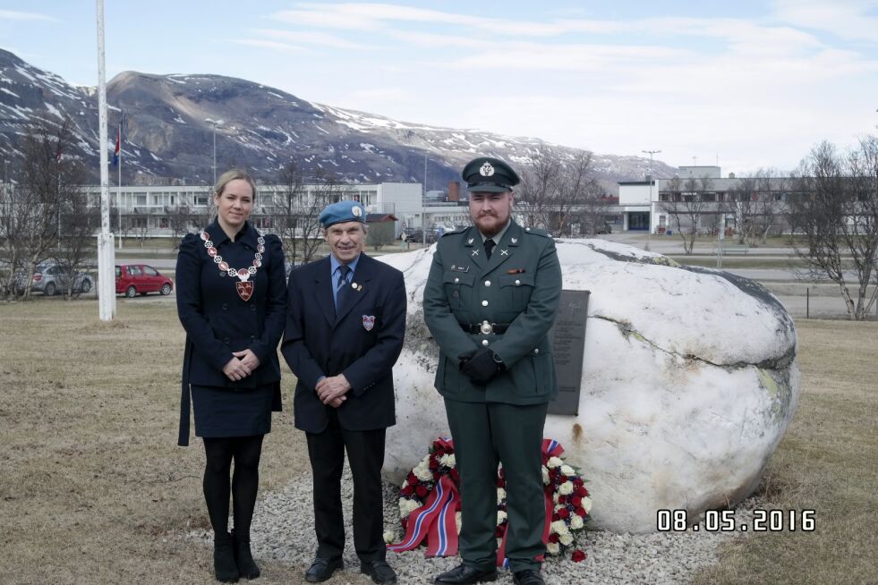 Frigjøringsdagen og den nasjonale veterandagen ble markert i Lakselv søndag, med kransenedleggelse både fra kommunen og Forsvaret. Her er alle parter representert ved varaordfører Cecilie Gjennestad, veteran Helmer Benjaminsen og Forsvarets representant Tony Holt fra Heimevernet.
 Foto: Privat
