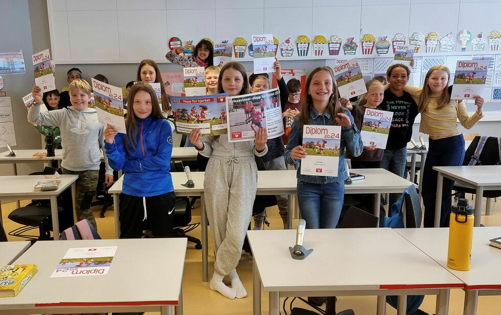 Jubelen sto i taket da klasse 5B ved Vadsø barneskole mottok premien som fylkesvinner i hoppetaukonkurransen.
 Foto: Vadsø barneskole
