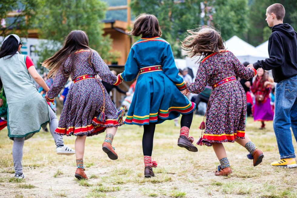 Dan­sen­de barn på Riddu Riđ­đu-fes­ti­va­len.
 Foto: Eirin Roseneng/riddu.no