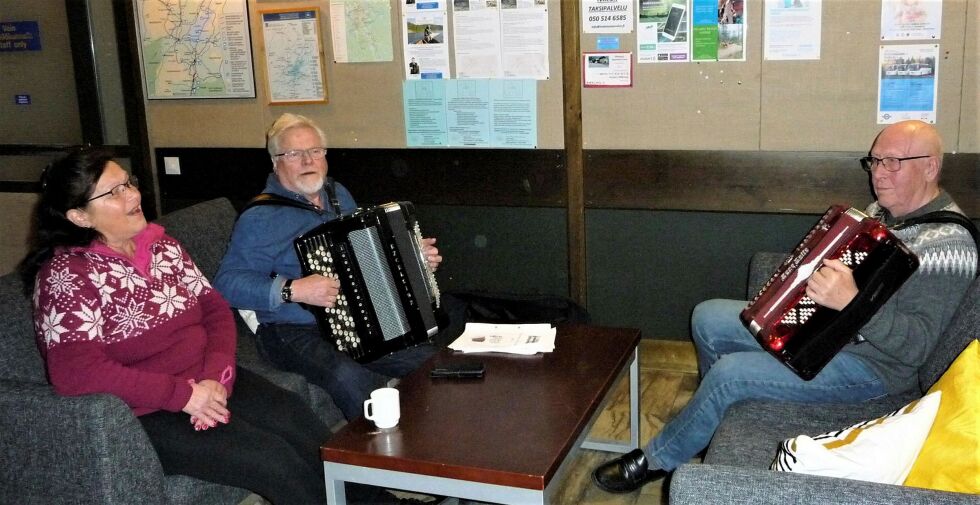 Svein Olaf Josefsen (til venstre) og Sigmund Sarre fra Porsanger hadde tatt trekkspill med seg til Ivalo, til glede for blant andre Gerd Ryeng fra Sør-Varanger.
 Foto: Bjørn Hildonen