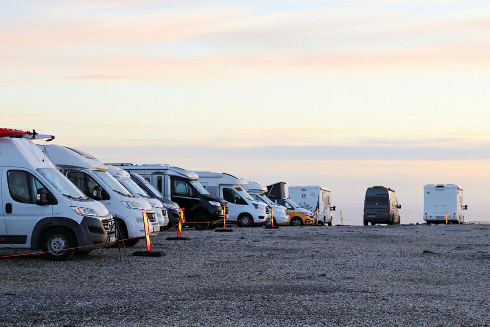 Campingsesongen på Nordkapp er begynt. Om kvelden 14. mai sto det om lag 45 bobiler på parkeringsplassen. Etter 1. juni vil det koste 200 kroner natta, hvis kommunen gir tillatelse.
 Foto: Jan Olsen