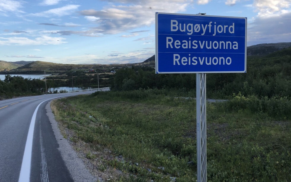 Regjeringas lovutkast gjør samene i mange tradisjonelle bygder som Reaisvuonna/Bugøyfjord i Sør-Varanger, til «D-samer» uten rett til skriftlig eller muntlig svar på samisk fra det offentlige.
 Foto: Geir Wulff