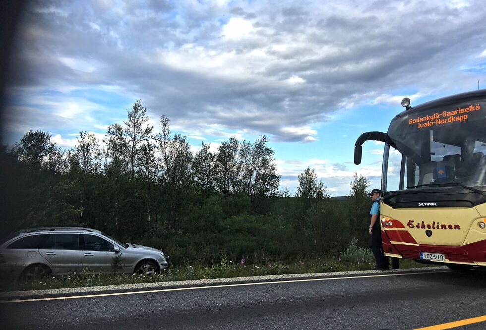 Bussjåføren kunne melde at sjåføren av personbilen var tilsynelatende uskadd etter utforkjøringen.
 Foto: Stein Torger Svala