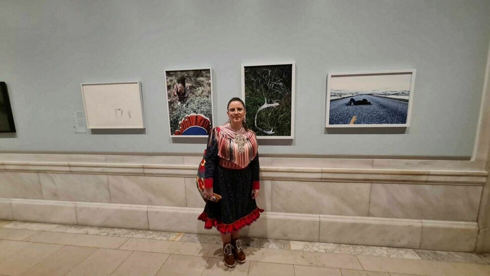 Marte Lill Somby foran verk som hun og grønlandske Jukke Rosing har bidratt med.
 Foto: Privat