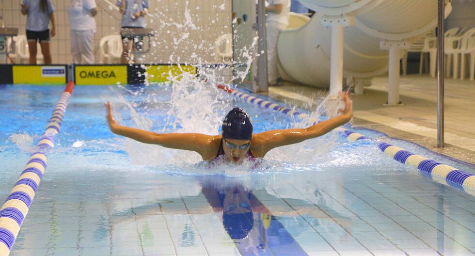 Christina Sesor fra Kirkenes fikk bestemannspremie i sin klasse. Her i butterfly.
 Foto: Xavier Cusido Oliete