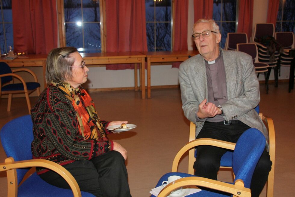 Høifødt benyttet anledningen til å spørre 88 år gamle Mildrid Johnsen om hvordan det var med samisk språk og forhold da hun var ung.
 Foto: Mari-Ann Nilssen