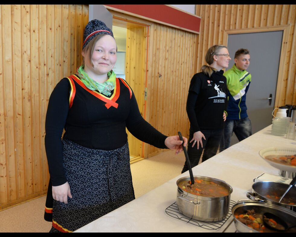 Maret Ravdna Buljoo skal servere kinogjester samiske delikatesser i kulturhusets lillesal. Her har hun laget bidus på et arrangement i Evenes i fjor.
 Foto: Steinar Solaas