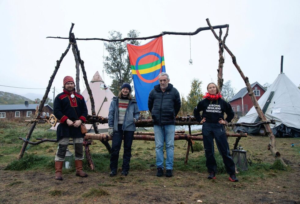 Beaska Nillas (NSR), Therese Woie (NU), Kjell Derås (Naturvernforbundet) og Sofia Jannok (artist) i leiren. Nå har de vunnet en foreløpig seier ved å oppnå utsettelse av Nussir-prosjektet.
 Foto: Blackstar Multimedia