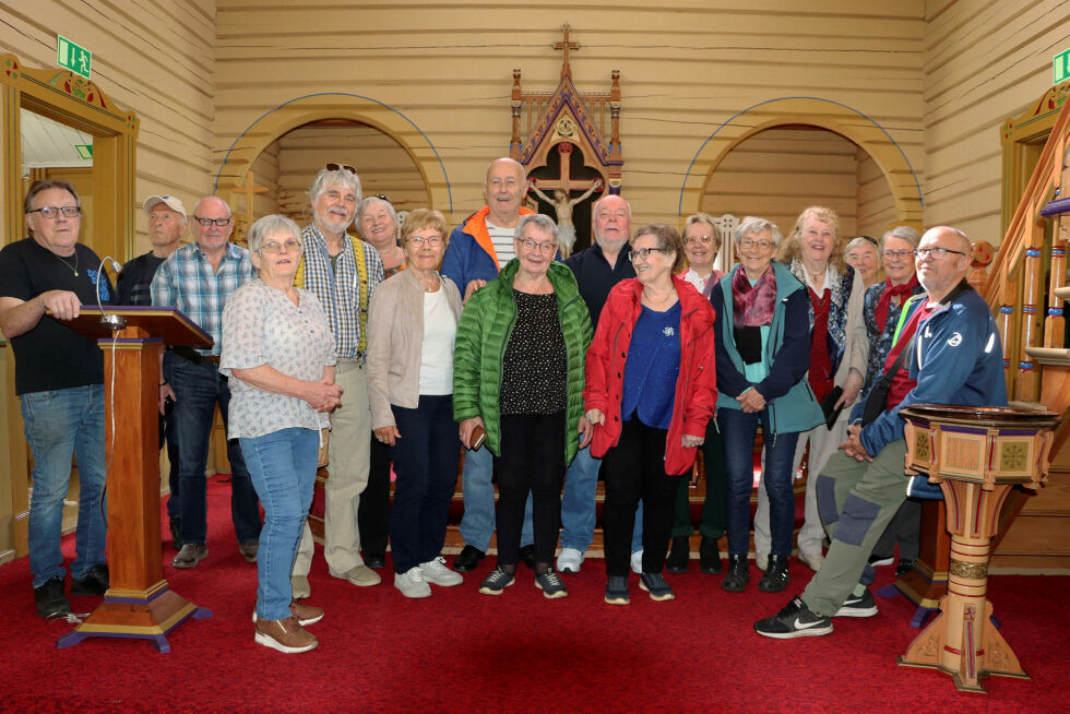 Tanapensjonister var på sommertur til Svanvik 26. juni. Første stopp var i Neiden, og her er noen av deltakerne fotografert i Neiden kirke.
 Foto: Mari-Ann Nilssen