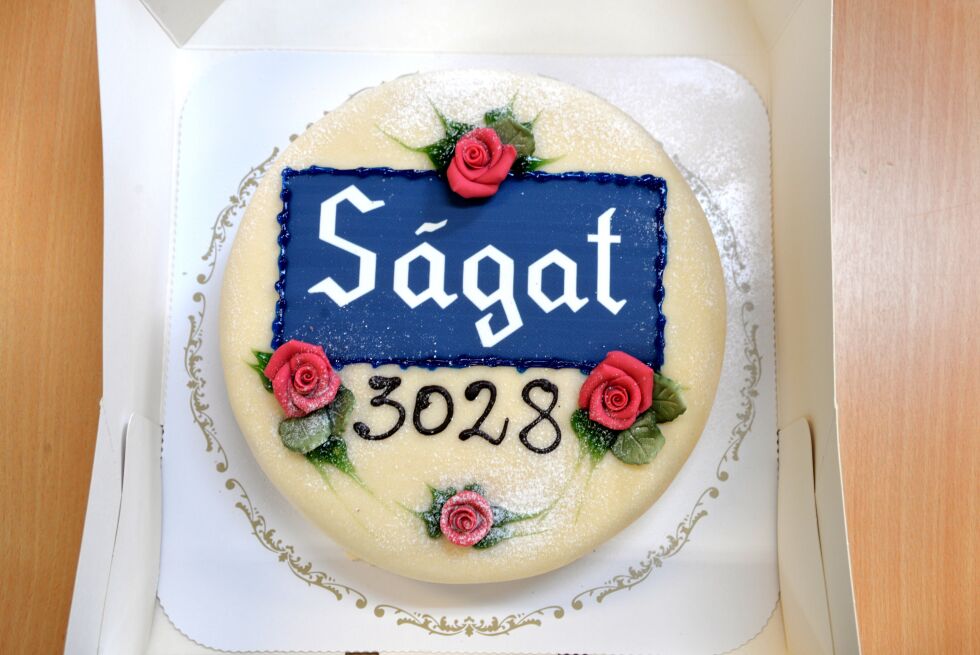 At Ságat opplever et opplag på over 3.000 måtte selvfølgelig feieres med kake.
 Foto: Sonja E. Andersen