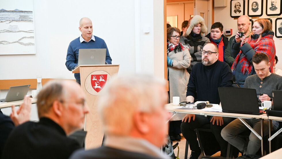 Fortum Nordkraft Vind DA har behandlet høringsinnspillene. Bildet viser Mathew Homola under presentasjonen av planene i Porsanger kommunestyre i februar 2024.
 Foto: Irmelin Klemetzen