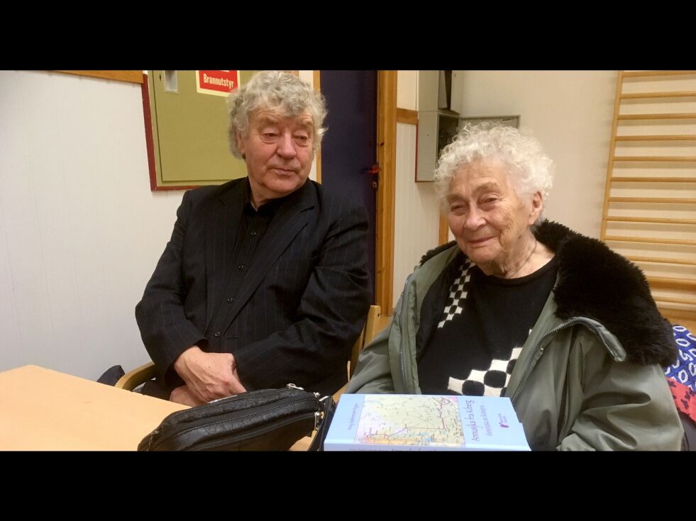 Gunhild Schmidt sikret seg flere bokjulegaver. Til høyre Jakob Mikkelsen, som åpnet seansen med å spille en russisk låt på trekkspill.
 Foto: Privat