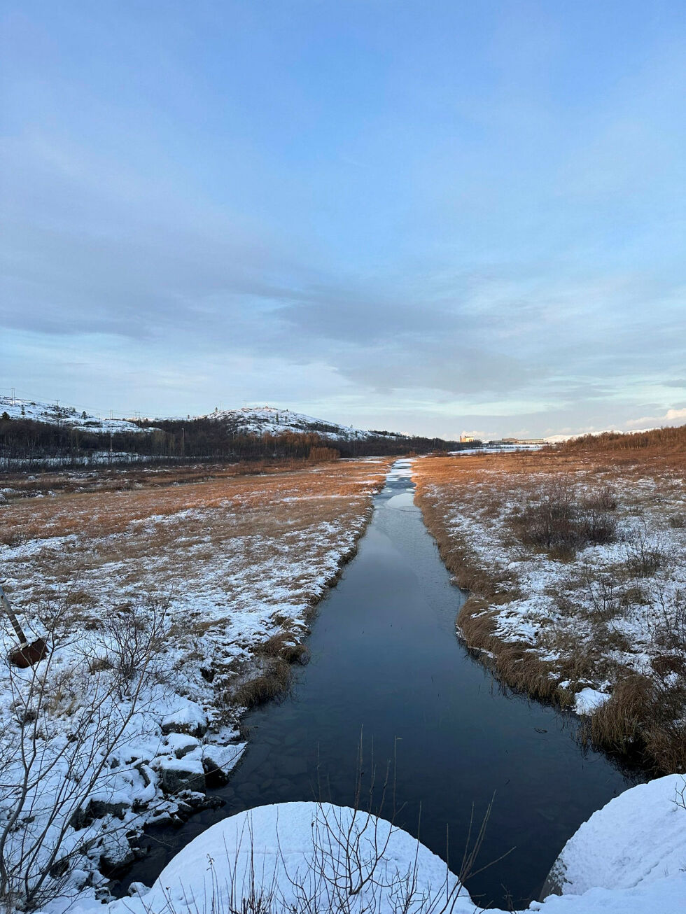 Kanalen mellom Andrevannet og Førstevannet var lørdag bare delvis frosset på overflata.
 Foto: Hallgeir Henriksen