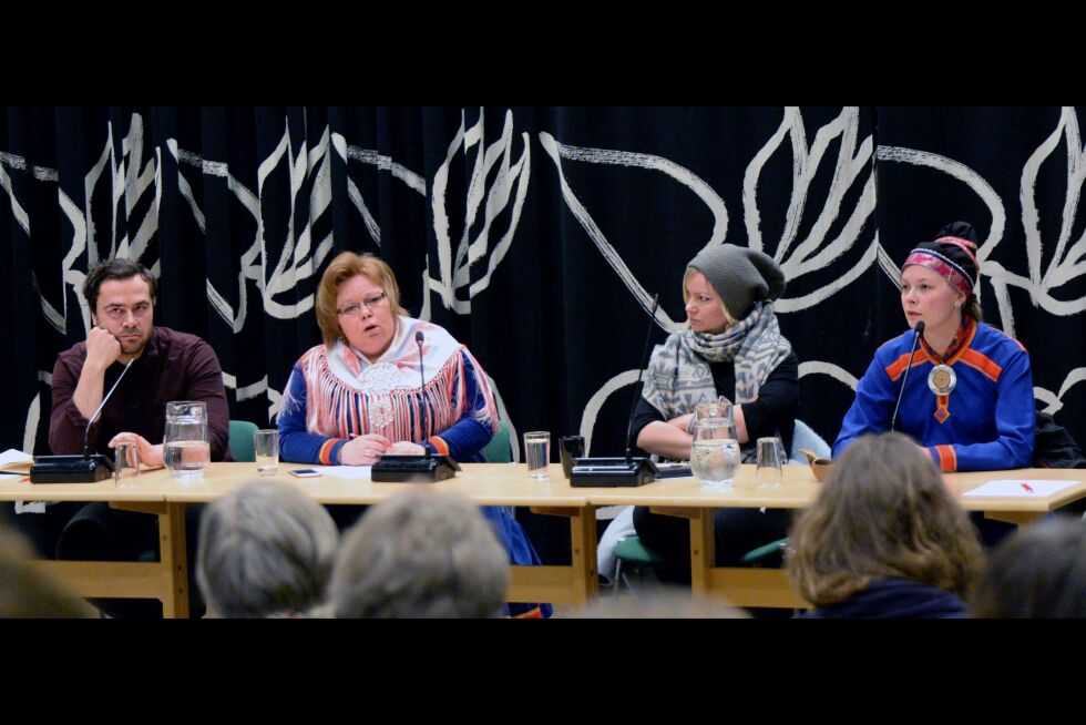 Forfatter Sigbjørn Skåden, sametingspresident Vibeke Larsen, kunstner Máret Anne Sara og lærling og sametingsrepresentant Sandra Márjá West.
 Foto: Steinar Solaas