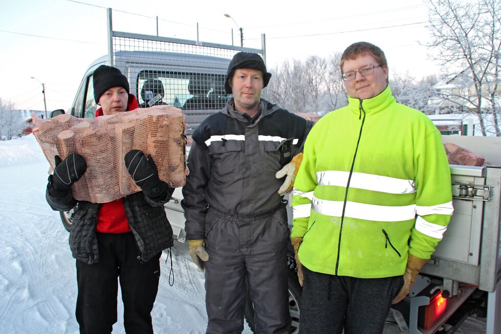 Bernt Arne Hansen (fra venstre), Jan Inge Ollilla og Anders Leikvoll har dagene fulle med å levere ut bjørkeved til kunder.
 Foto: Torbjørn Ittelin
