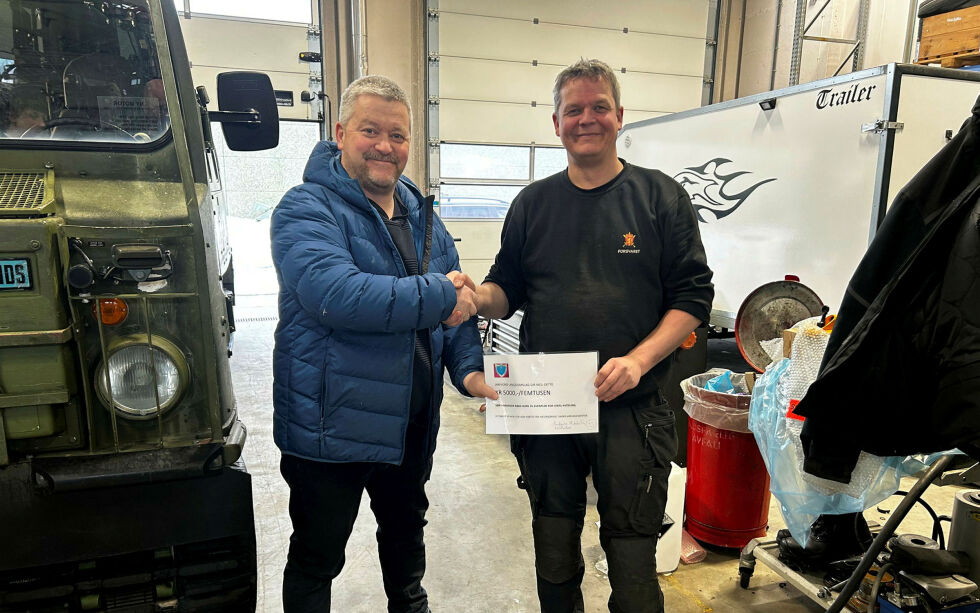 Her overrekker nestleder Anders Mikkola i JUL (til venstre) en sjekk på 5.000 kroner til nestleder Even Jerijervi i Sør-Varanger Røde Kors, som ble svært glad for gaven.
 Foto: Privat