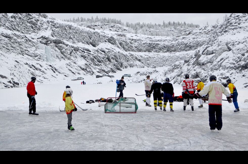 Å trene,  slik Kirkenes Puckers gjorde det i helga, på gruveis i en nedlagt gruve er utvilsomt helt unikt.
 Foto: Claus Bergersen