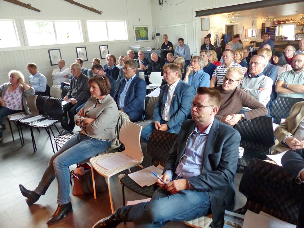 Nordkappsaken har ført til flere folkemøter, til massiv medieomtale og heftig debatt. Men ingenting angående fremtidig forvaltning av Nordkapp vil være avklart til årsskiftet; slik intensjonen var. FeFo avventer kommunens områdeplan for Nordkapp-halvøya før man går inn i endelige forhandlinger med Rica Eiendom om videre feste på Nordkapp. Bildet er fra folkemøte på Perleporten kulturhus i august i fjor.
Foto: Geir Johansen