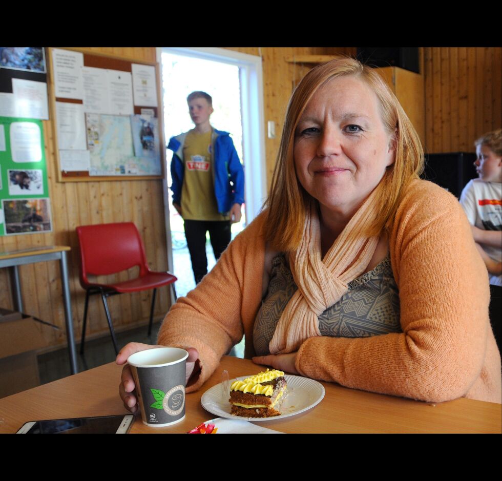 I mange år har Merethe Eriksen hatt lyst å besøke hjembygda Veidnes i Laksefjord. Først etter 13 år ble det alvor. – Jeg bestemte meg for å reise for min avdøde bror som hadde så lyst å dra hjemover, men som ikke rakk det, sier Merethe.
 Foto: Hanne Klemetsen