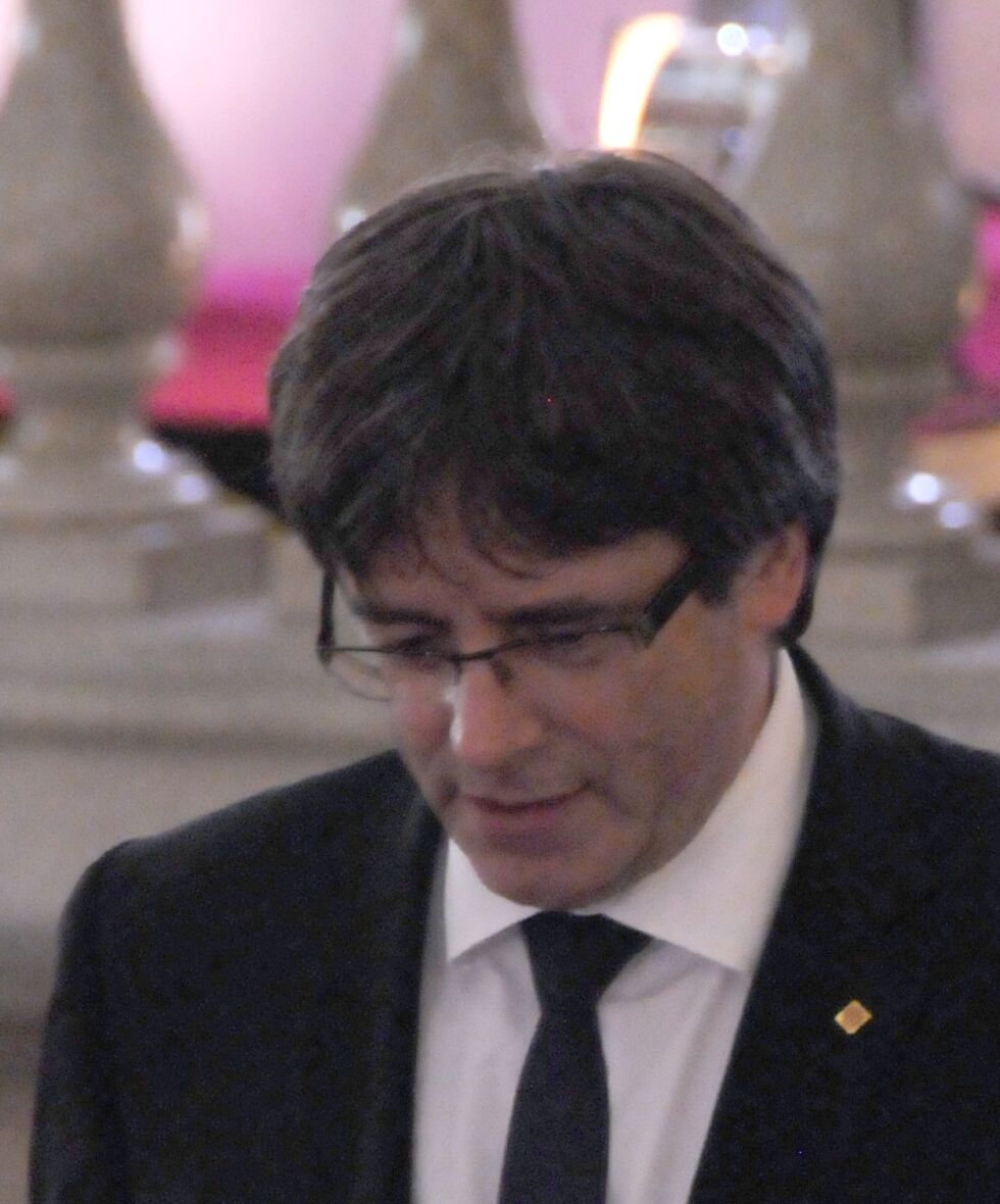 Den katalanske presidenten tilbyr Spanias president nyvalg til det katalanske parlamentet den 20. desember dersom Spania ikke setter Catalonias selvstyre til side med makt. Dermed utsettes uavhengighetserklæringen nok en gang. Så langt i dette århundret har katalanerne opplevd mindre enn ett minutts uavhengighet, da Puigdemont for et par uker siden leste opp erklæringen i parlamentet, for så å utsette den i håp om at spanske myndigheter vil møte dem ved forhandlingsbordet.
 Foto: Stein Torger Svala
