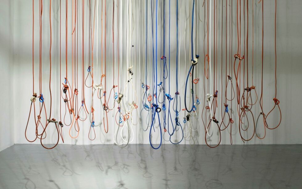Nord­norsk kunst­mu­se­um er stolt over å dele sitt stør­ste inn­kjøp av nord­norsk og sam­isk kunst si­den muse­ets åp­ning. 44 nye kunst­verk vil gi pub­li­kum et helt unikt inn­blikk i vår tid, sett fra nord. Foto: In­stal­la­sjon av Má­ret Anne Sara – Gielastuvvon. FO­TO­GRAF: LIBOR GA­LIA