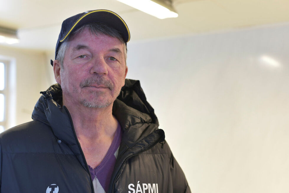 Leder i reinbeitedistrikt 14A, Per Johan Aslaksen Anti, sier det så langt i vinter har vært gode beiteforhold i Karasjok og Kautokeino. Mildere vintere merker han blant annet på at det er mer vind nå enn tidligere år, og bjørkeskogen trekker høyere opp på snaufjellet. Reindrifta har også vært igjennom tre store beitekriser siden 2017.
 Foto: Irene Andersen