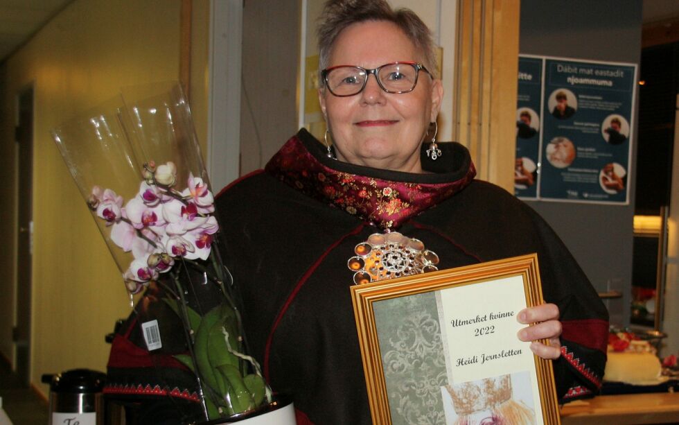 Heidi Jernsletten med diplomet, smykket og orkideen hun mottok.
 Foto: Mari-Ann Nilssen