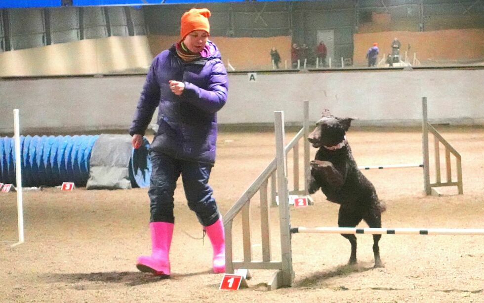 Teija gir alt i løypa mens Nina viser vei.
 Foto: Irmelin Klemetzen