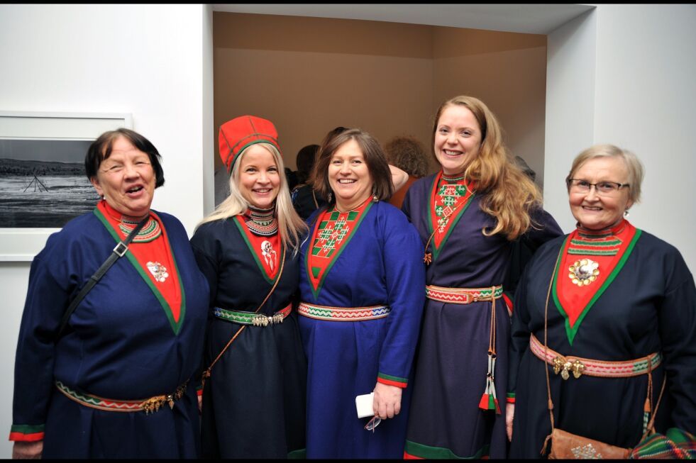 Samisk festaften i Oslo. Dit hadde Astrid Kalvemo, Aili Kalvemo, Ingrid Jåma, Elin Barrock og Hege Endregård funnet veien.
 Foto: Erik Brenli