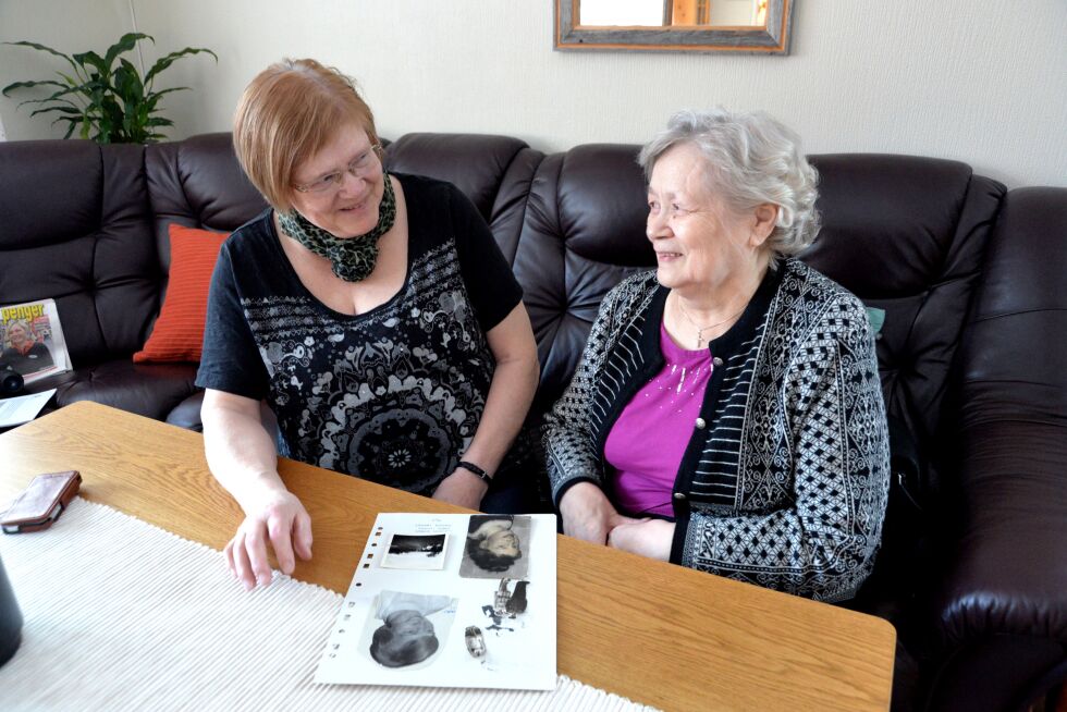 Anny Johansen (til venstre) viser Astrid Johannessen bildene tyske Helga sendte Anny i årene mellom sine ferieopphold som barn og sin gjenvisitt i Porsanger i 1976.
 Foto: Sonja E Andersen
