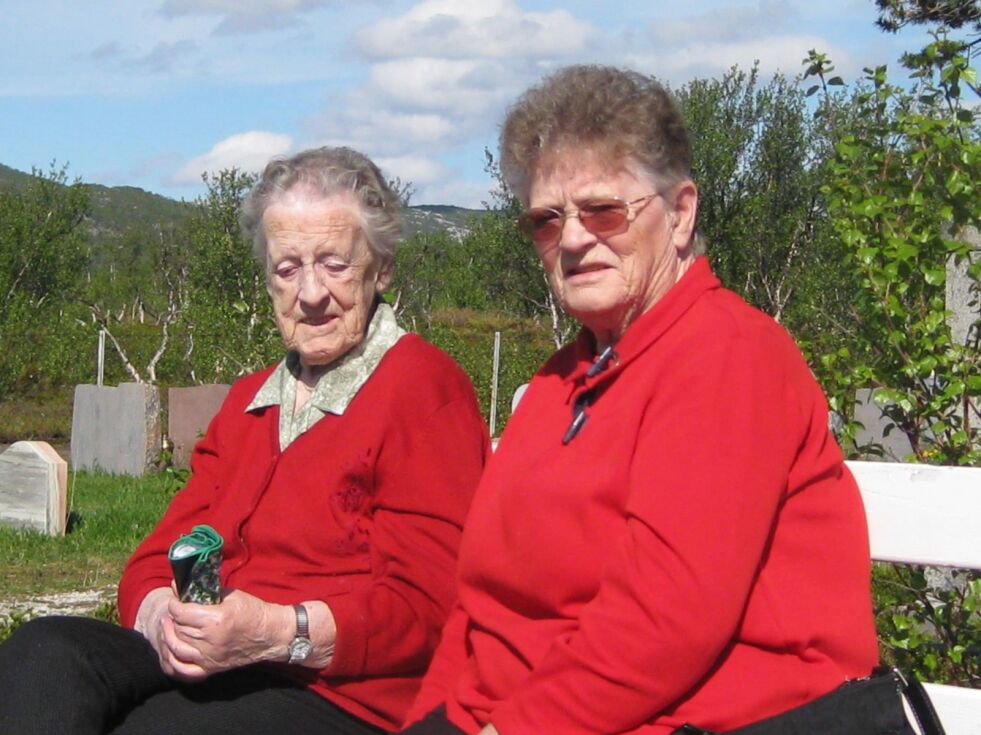 Den kreative søsterduoen Agnes Wilhelmsen (99) til venstre og Oddbjørg Ulstein (87) forlot Sunnmøre, Oddbjørg først, da de begge i sine unge år fant kjærligheten i Børselv i Porsanger. (Arkivfoto)
 Foto: Anstein Mikkelsen