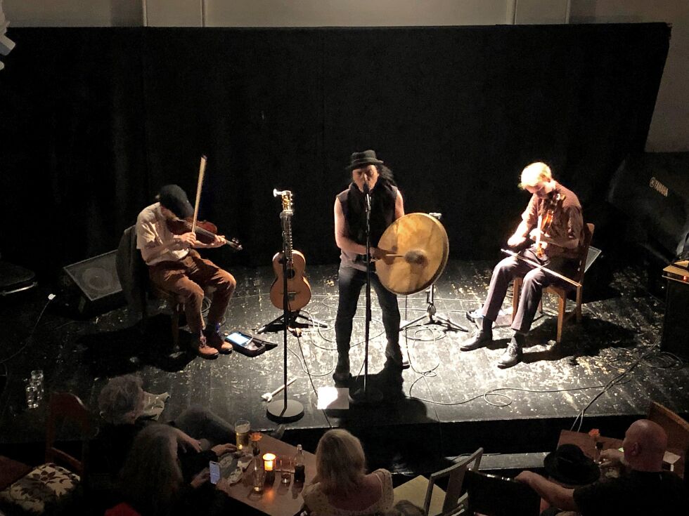 Torgeir Vassvik fra bandet VASSVIK holdt releasekonsert på Cafeteatret i Oslo på fredag.
 Foto:  Hannah Persen