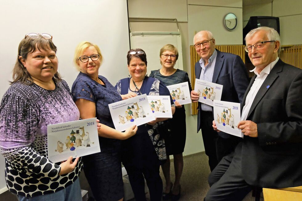 Foreningslederne som deltok på Ivalo-samlingen fikk for første gang se 2018-kalenderen. Fra venstre Maarit Garvo, Vadsø, Raija Nakken, Stavanger, Jorund Irene Ryeng, Tana, Hilja Mäläskä, Sør-Varanger, Sigmund Sarre, Porsanger og forbundsleder Nils Petter Pedersen, Vadsø.
 Foto: Bjørn Hildonen