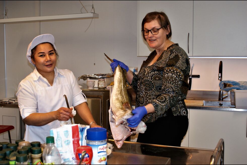 Kokk Na Yabuhu og medhjelper Anne Teigen forbereder møljekalas på det nye kjøkkenet ved omsorgssenteret i Lebesby.
 Foto: Aud Oddrun Johansen