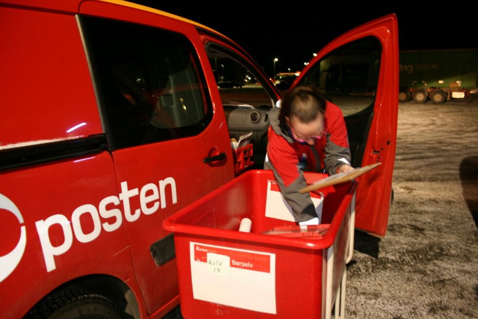Catrine Utsi i ferd med å lasten inn brevposten til Børselvruta.
 Foto: Anthon Sivertsen