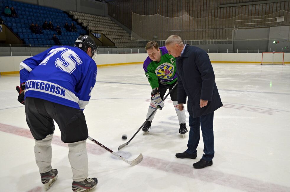 Ordføreren i Olenegorsk slipper pucken som starten på årets BHL.
 Foto: Eskil Bergersen