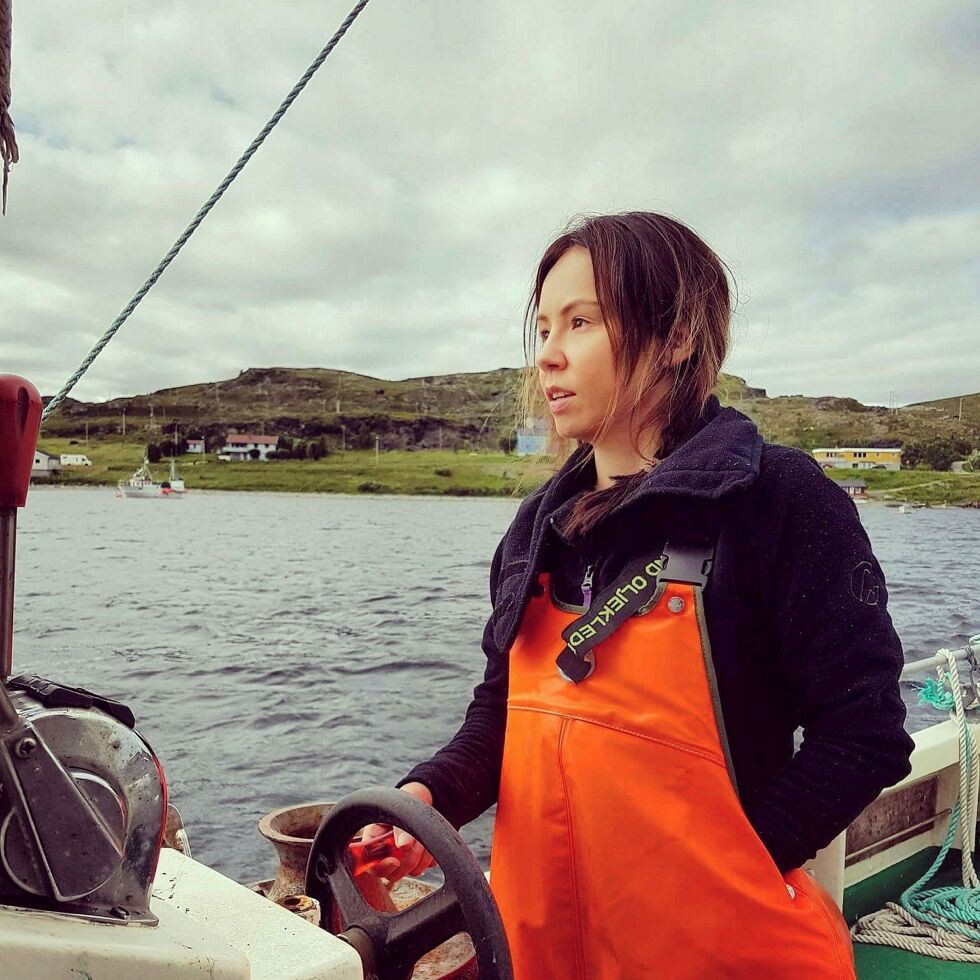 San­dra An­der­sen Eira fra Pors­ang­er er med i re­fe­ran­se­grup­pen som skal frem­me styr­ket li­ke­stil­ling i fisk­eri­nær­ing­en. Hun er fisk­er i åpen grup­pe og sa­me­tings­re­pre­sen­tant. Foto: Pri­vat