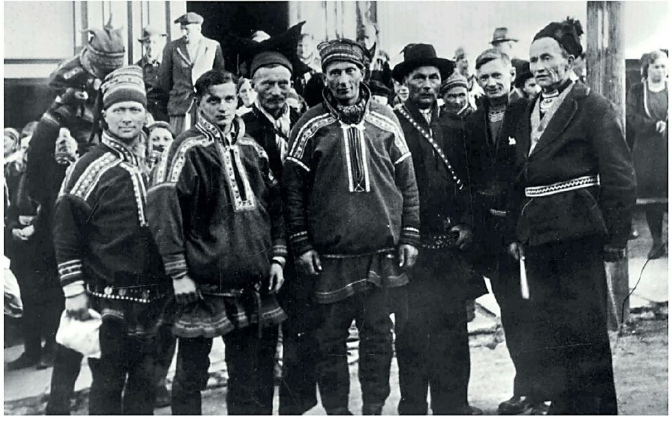 Norske Reindriftsamers Landsforbund ble stiftet ved samelandsmøtene i Trondheim i 1947 og Tromsø i 1948. Bildet er fra landsmøtet i Tromsø i juni 1948. Lars Danielsen (nr. 2 fra høyre) var forbundets første leder.
 Foto: Olav Aasegg, Norsk Folkemuseums bildesamling