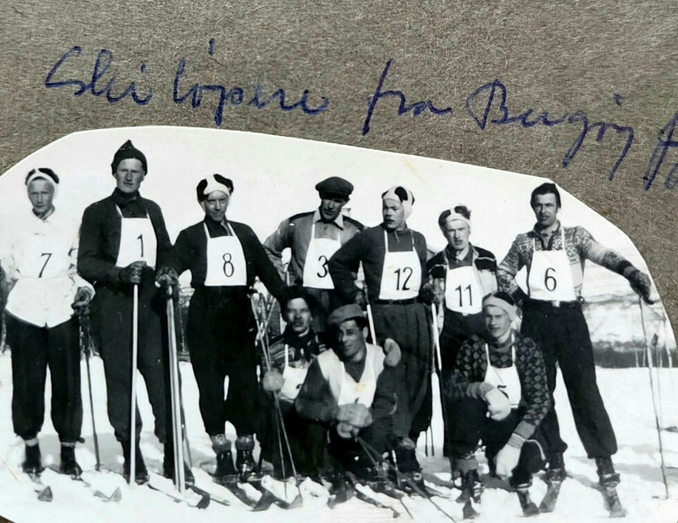 Bildet fra et skirenn i Bugøyfjord på 1950-tallet. Fra venstre Arvid Abrahamsen (7), Henry Iversen (1), Frants Mortensen (8), Paul A. Nilsen (3), 12?, Kåre Wara (11) og Reidar Olsen (6). Mannen i midten kan være Kristian Nicolaisen.
 Foto: Privat