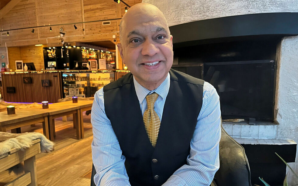 Gil Ashraf forteller at han trives godt i Karasjok.
 Foto: Elin Wersland