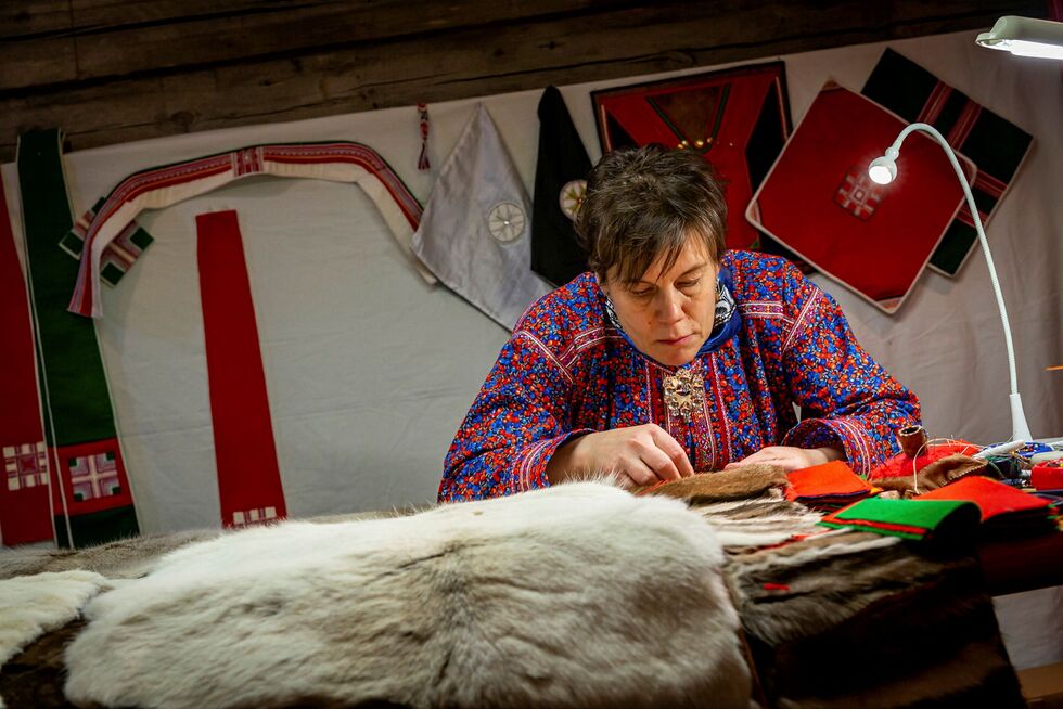 Maa­rit Magga i ar­beid.
 Foto: Nilla-Máhtte Magga