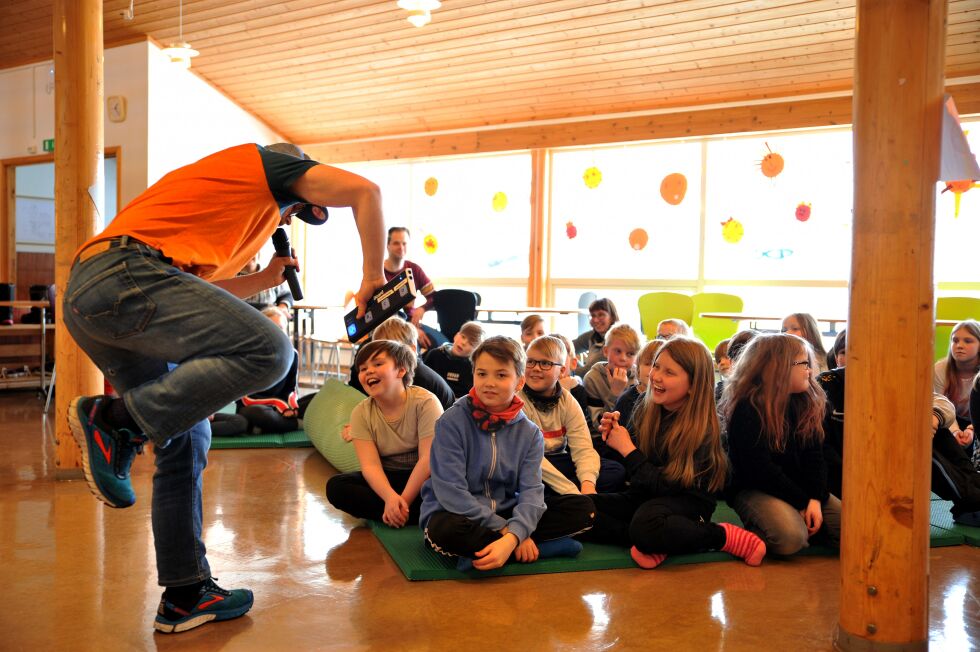Ravis konsert var en del av Den kulturelle skolesekken. Artisten reiser alene rundt med alt av utstyr og fortalte at han syns det er skikkelig digg å bli bedre kjent med Finnmark.
 Foto: Erik Brenli