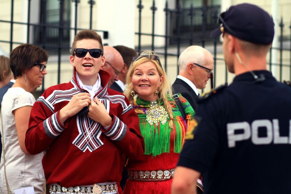 Midt blant en blanding av folket og andre høytstående gjester og masse politi - Joar Sten Olav Sargon Hætta (16) ble invitert på kongelig hagefest, og tok med mor Sollaug Sargon som anstand.
Foto: Johan Mathis Gaup