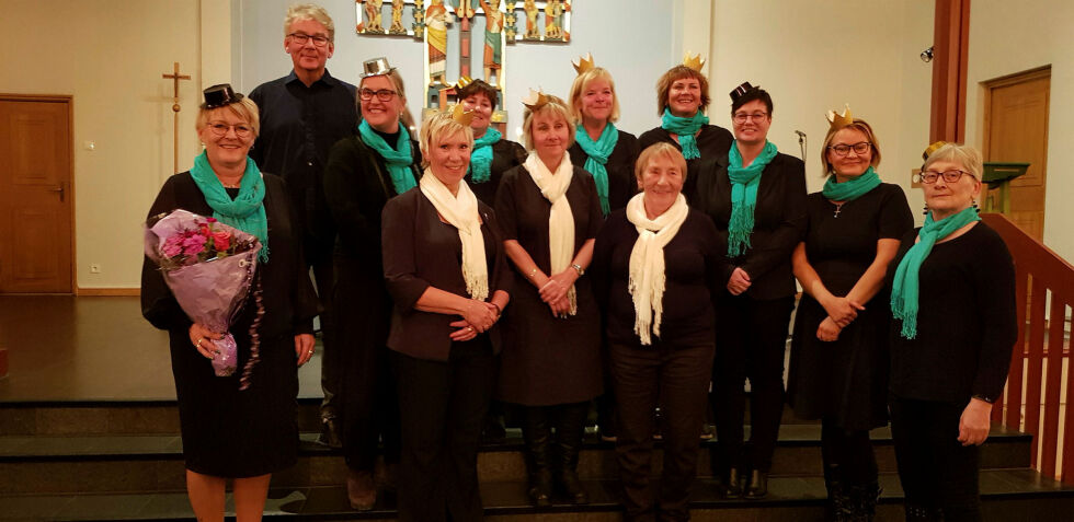 Kirkenes damekor, fra venstre Helen Martinsen, dirigent Ole Arnt Bye, Bente Strømodden, Åse Eriksson, Janne Bjørkås, Solveig Kalliainen, Siw Hege Lund, Marit Mikkelsen, Inger-Anne Bednarczyk. Foran Kitt-Eva Hoel, Torill Merete Bye og Åshild Dahl.
 Foto: Hill Haga