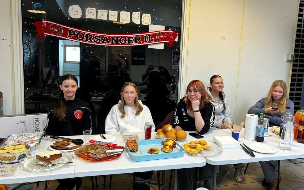 PIL jenter 15 samler inn penger til Norway Cup.
 Foto: Irene Andersen