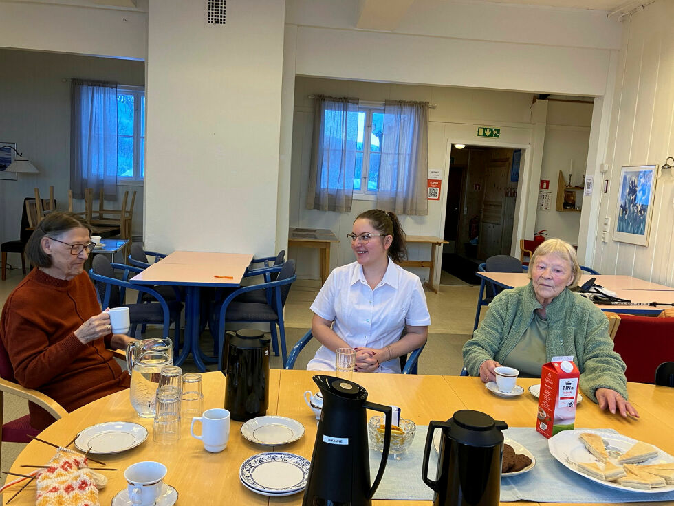 Abjørg «Dokka» Kaisari (til høyre) og Hjørdis Fosshaug ser vi her i hyggelig samtale med fotpleier Iya Lindanger mens de nyter kaffe, hjembakte kaker og lefser.
 Foto: Ann Mari Kjeldsø
