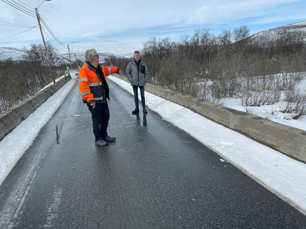 Arne Pet­ter­sen og Fred John­sen på­pe­ker at brua er en skik­ke­lig flas­ke­hals som over­ho­det ikke har dag­ens stan­dard.
 Foto: Birgitte Wisur Olsen