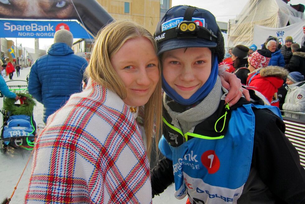 – Gratulerer! Til slutt fikk Sara Helene endelig gitt Ole Henrik en stor klem, og gratulert han med seieren i Finnmarksløpet.
 Foto: Rita Heitmann